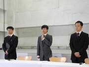 会見に出席した次長課長・河本（中央）、竹中功 よしもとクリエイティブ・エージェンシー専務取締役（左）、渡邊宙志 吉本興業法務本部長（右）。