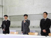 会見に出席した次長課長・河本（中央）、竹中功 よしもとクリエイティブ・エージェンシー専務取締役（左）、渡邊宙志 吉本興業法務本部長（右）。