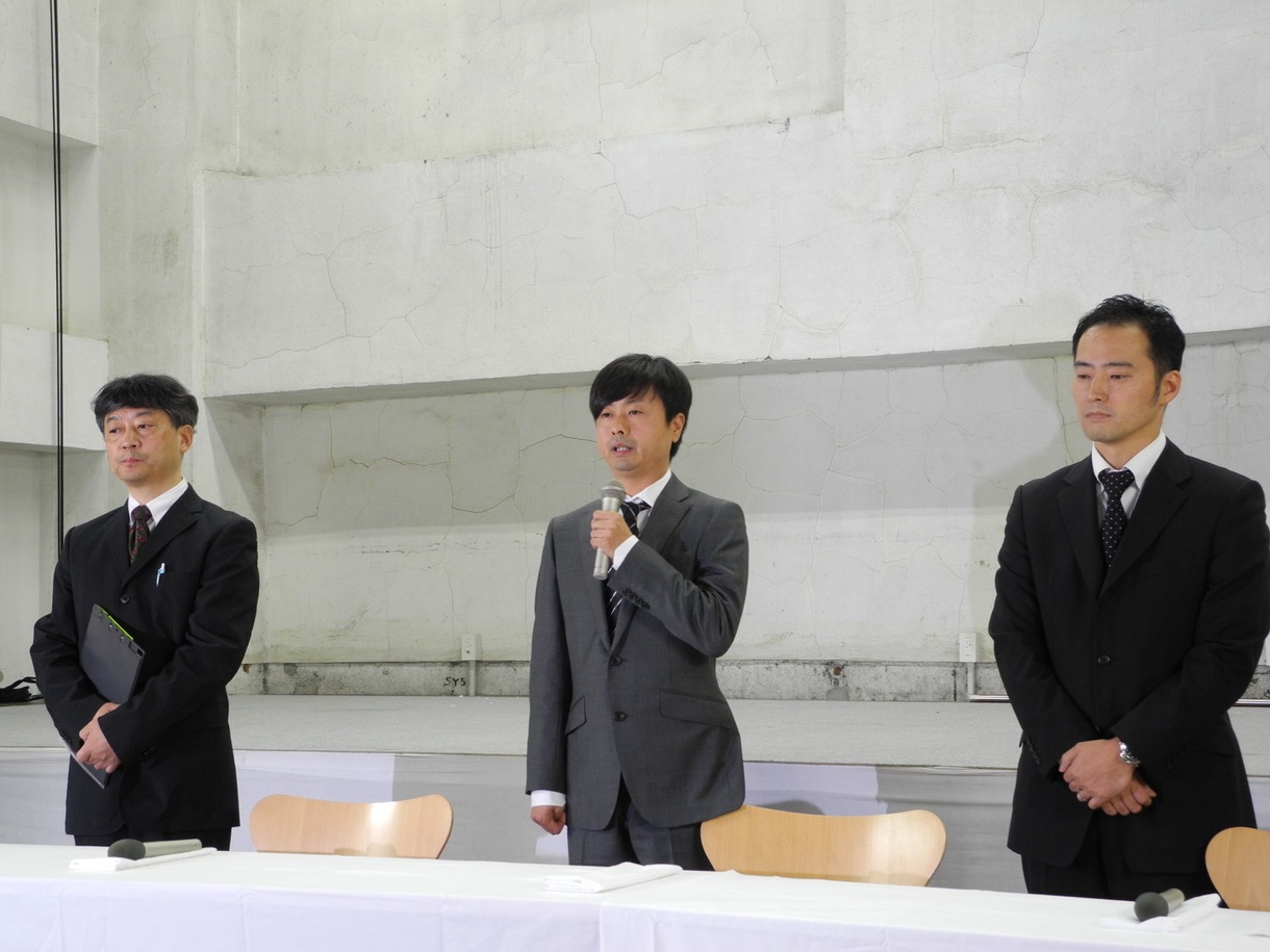 会見に出席した次長課長・河本（中央）、竹中功 よしもとクリエイティブ・エージェンシー専務取締役（左）、渡邊宙志 吉本興業法務本部長（右）。