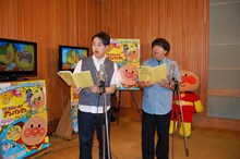 アフレコをするバナナマン。(c)やなせたかし/フレーベル館・TMS・NTV(c)やなせたかし/アンパンマン製作委員会2012