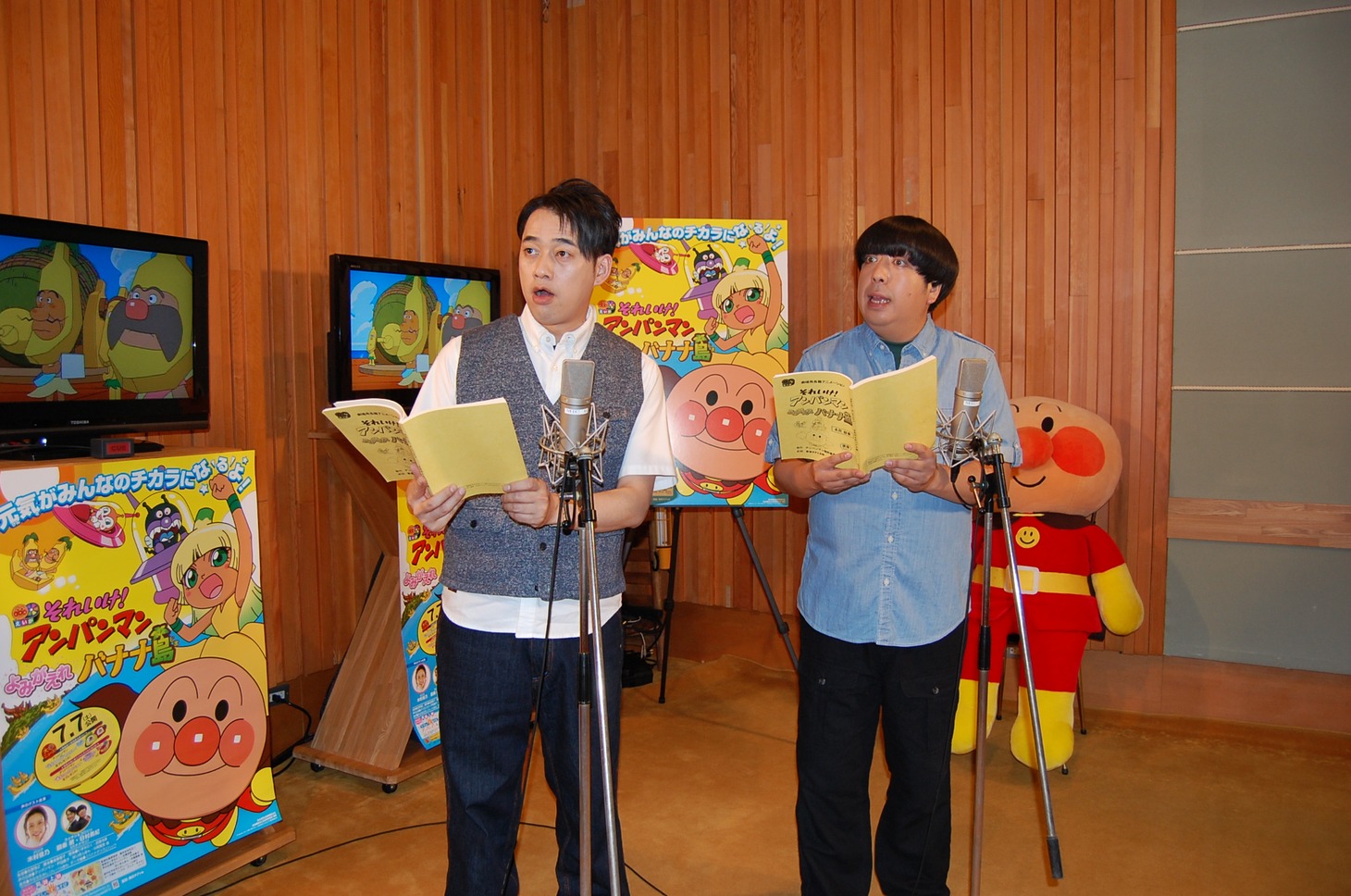 アフレコをするバナナマン。(c)やなせたかし/フレーベル館・TMS・NTV(c)やなせたかし/アンパンマン製作委員会2012