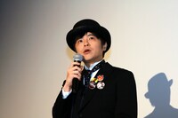 たバカリズム“ほぼ”監督は、オフィシャルグッズのバッヂやガチャガチャもPR。