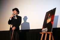 映画「バック・トゥ・ザ・フューチャー」の面白さを力説するバカリズム“ほぼ”監督。