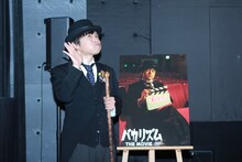 フォトセッションでおどけるバカリズム“ほぼ”監督。