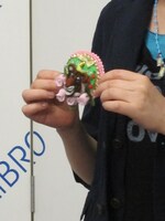 加藤浩次をイメージして作ったトラのブローチ。これをもらった加藤の反応も本に掲載。