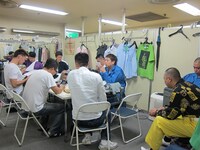 6月8日（金）、渋谷ヨシモト∞ホールにて行われる「RG38歳の誕生日。38といえば38マイク。HG、漫才しようか。」をめぐって意見が対立しているレイザーラモン。右端がRG、左端がHG。