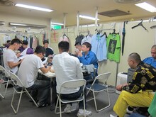 6月8日（金）、渋谷ヨシモト∞ホールにて行われる「RG38歳の誕生日。38といえば38マイク。HG、漫才しようか。」をめぐって意見が対立しているレイザーラモン。右端がRG、左端がHG。