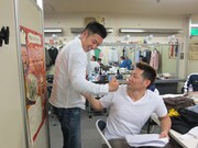 カメラを向けても終始楽しそうに話をしているHGとなかやまきんに君。「トレーニングの話してました。彼とはお笑いの話は一切しないです」とのこと。