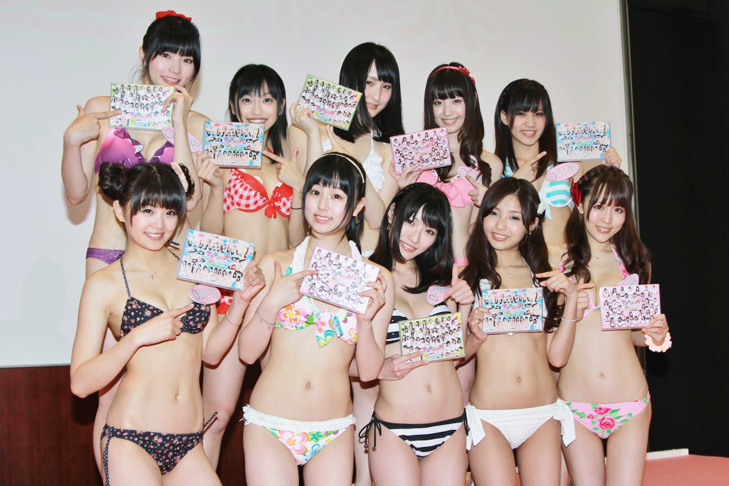 「アイドルの穴2012　日テレジェニックを探せ！」に出演し、3タイプ同時発売された番組DVDをPRする「日テレジェニック2012」候補生のアイドル達。