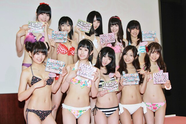 「アイドルの穴2012　日テレジェニックを探せ！」に出演し、3タイプ同時発売された番組DVDをPRする「日テレジェニック2012」候補生のアイドル達。