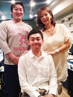 「マドンナ Presents ロバート秋山のお義母さんといっしょ！」にゲスト出演する天津・木村（中央）と、ロバート秋山、“美熟女女優”翔田千里（後列左から）。(c)ラジオ大阪