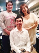 「マドンナ Presents ロバート秋山のお義母さんといっしょ!」にゲスト出演する天津・木村(中央)と、ロバート秋山、“美熟女女優”翔田千里(後列左から)。(c)ラジオ大阪