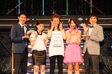 司会のしずるとグランプリ受賞者の3名。