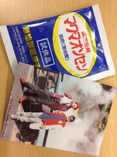 対象店舗でDVD「宮川大輔×ケンドーコバヤシ あんぎゃー ～大分で勝手気まま旅～」を購入するとプレゼントされる「温泉入浴剤＋ステッカー」。