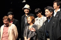 会見の一場面。