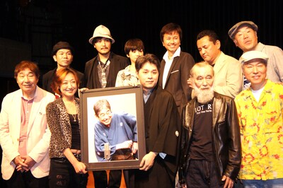 立川志らく（前列中央）が主宰する劇団下町ダニーローズ特別公演「演劇らくご　談志のおもちゃ箱」の囲み取材に登場した出演者一同。