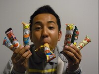 映画「LOVE まさお君が行く！」の公開を記念して行われる「“幸せの赤いバンダナ”フォトコンテスト」賞品のうまい棒。モデルは松本秀樹。(C)2012「LOVE　まさお君が行く！」製作委員会