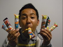 映画「LOVE まさお君が行く！」の公開を記念して行われる「“幸せの赤いバンダナ”フォトコンテスト」賞品のうまい棒。モデルは松本秀樹。(C)2012「LOVE　まさお君が行く！」製作委員会