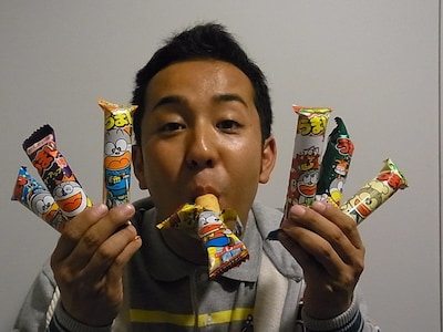 映画「LOVE まさお君が行く！」の公開を記念して行われる「“幸せの赤いバンダナ”フォトコンテスト」賞品のうまい棒。モデルは松本秀樹。(C)2012「LOVE　まさお君が行く！」製作委員会