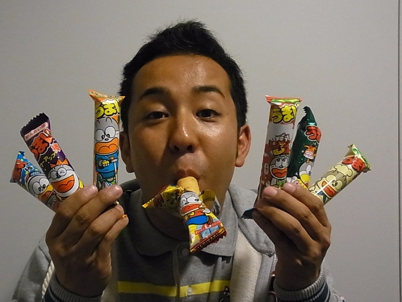 映画「LOVE まさお君が行く！」の公開を記念して行われる「“幸せの赤いバンダナ”フォトコンテスト」賞品のうまい棒。モデルは松本秀樹。(C)2012「LOVE　まさお君が行く！」製作委員会