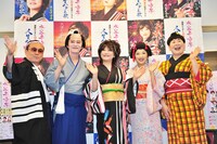 水谷千重子座長（中央）を軸に抜群のチームワークを見せる出演者たち。