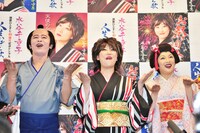 「ヨイショ、ヨイショ、ヨイショー！」と気合いを入れる水谷千重子（中央）。