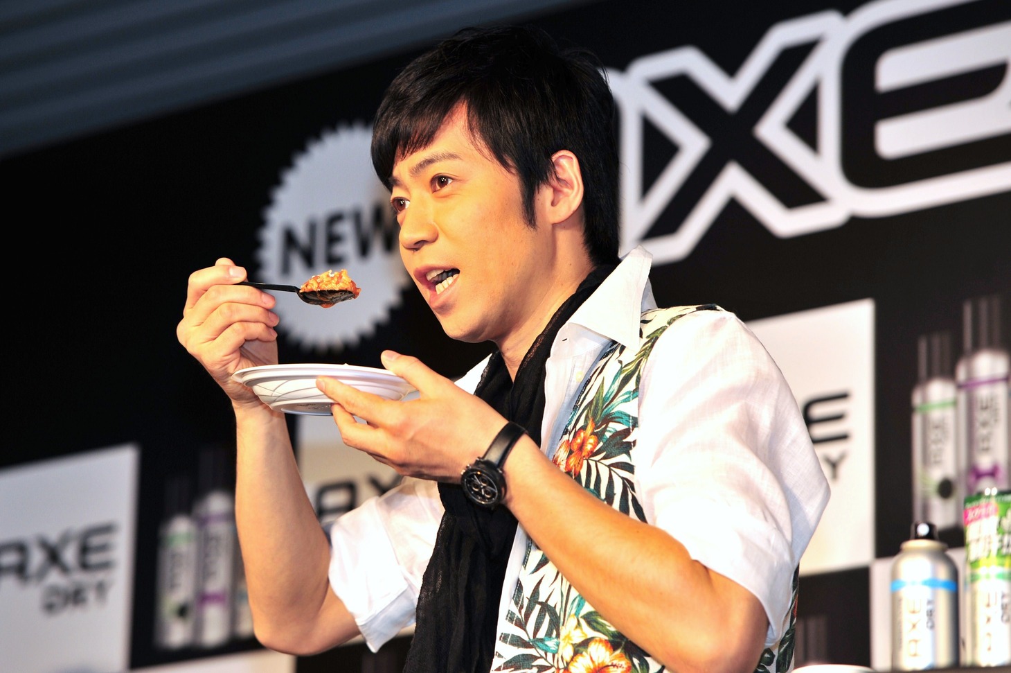 「AXE DRY」で本当に制汗できるか試すため、激辛カレーを食べる東貴博。