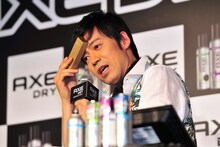 「のべ棒」でひたいの汗を拭う東貴博。