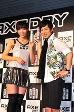 男性用制汗剤「AXE DRY」のPRイベントに登場した東貴博（右）と吉木りさ（左）。