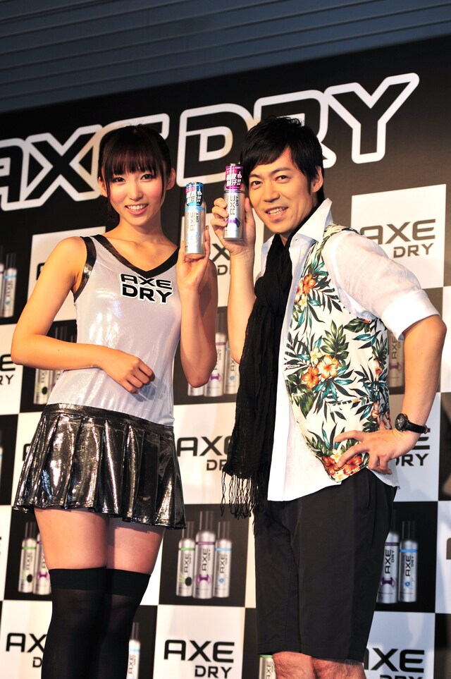 男性用制汗剤「AXE DRY」のPRイベントに登場した東貴博（右）と吉木りさ（左）。