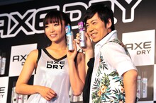 吉木りさ（左）と東貴博（右）。