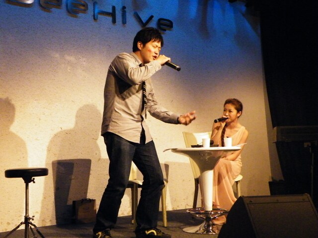 女性歌手YU-A（右）の誕生日を記念したファンクラブイベントにエハラマサヒロ（左）が出演。2人は同じ誕生日だ。