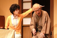 1幕2場「コントライブ」より「メシはまだかい」。