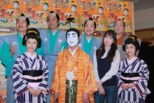 舞台「志村けん一座 第7回公演 『志村魂 ～新作「先づ健康」～』」に出演する（前列左から）磯山さやか、志村けん、いしのようこ、みひろ、（後列左から）ダチョウ倶楽部、桑野信義。