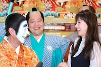 志村けん（左）といしのようこ（右）。