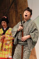 1幕2場「コントライブ」より「お助けください」。