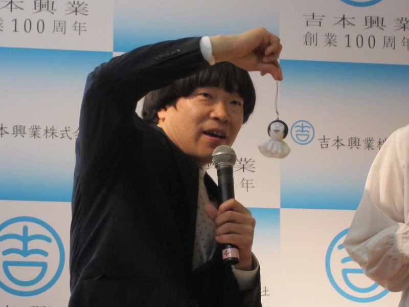 会見の様子。