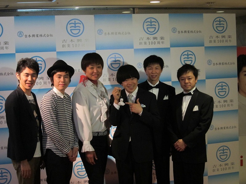 6月5日から7月2日まで東西7劇場で開催される「6月は雨の日行っ得キャンペーン」記者会見。左から、しずる、南海キャンディーズ・しずちゃん、雨上がり決死隊・蛍原、水玉れっぷう隊。