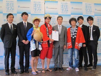 愛知県蒲郡市住みます芸人・サムタイムズの「ラフ＆ビーチときどき花火打ち上げ芸人お披露目式」。