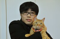 「僕がネコに嫌われる理由 シーズン2」で“美ネコ”と戯れるドランクドラゴン鈴木。(c)BS日テレ