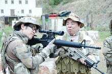 「アニメのキカク」の「-サバイバルゲームを体験しちゃおう☆キカク-」に出演するドランクドラゴン。(c)ひかりTV