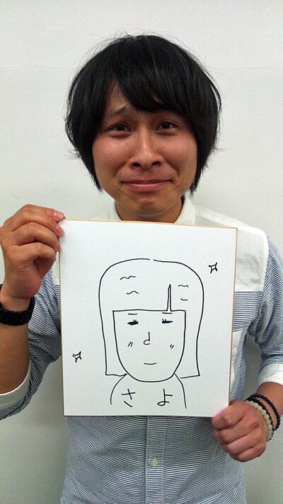 結婚を発表したトップリード新妻。手にはお相手の似顔絵。(c)太田プロダクション