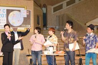 小池百合子議員（左端）の話を聞く、ハリセンボンとパンクブーブー。