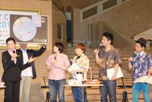 小池百合子議員（左端）の話を聞く、ハリセンボンとパンクブーブー。