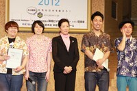 「SUPER COOLBIZ 2012」第1弾イベントに登場した（左から）ハリセンボン、小池百合子議員、パンクブーブー。