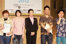 「SUPER COOLBIZ 2012」第1弾イベントに登場した（左から）ハリセンボン、小池百合子議員、パンクブーブー。