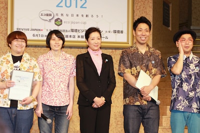 「SUPER COOLBIZ 2012」第1弾イベントに登場した（左から）ハリセンボン、小池百合子議員、パンクブーブー。
