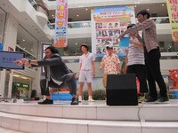 観客にゴールを決めたマラドーナ。