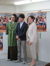 舞台「スピリチュアルな1日」に出演するNON STYLE石田、片桐仁、須藤理彩。