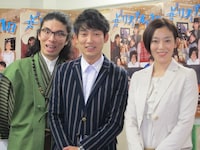 6月からスタートする舞台「スピリチュアルな1日」の主演NON STYLE石田（中央）。出演者の片桐仁（左）、須藤理彩（右）。